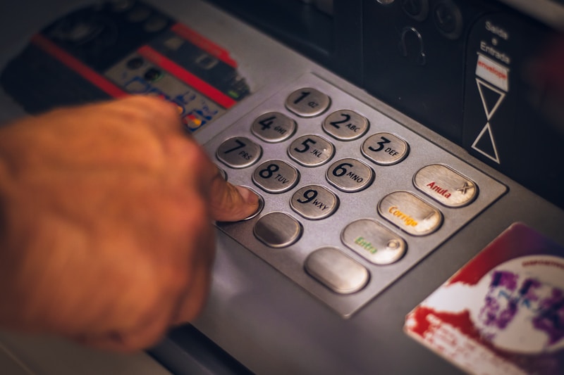Expat opening a personal bank account in UAE 2025